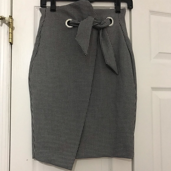 H&M Dresses & Skirts - *BRAND NEW* H&M houndstooth pencil skirt- Size 6
